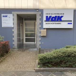 Eingang der Geschäftsstelle und der VdK Sozialrechtsschutz gGmbH in Mannheim in der Schwewtzinger Str. 158