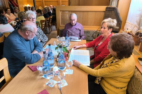 Besucher beim Kaffeeklatsch