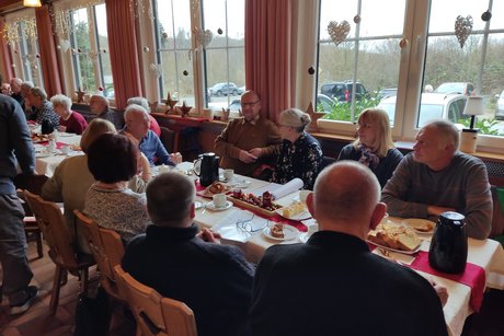 Weihnachtsfeier Bild zeigt die Anwesenden bei Kaffee und Kuchen