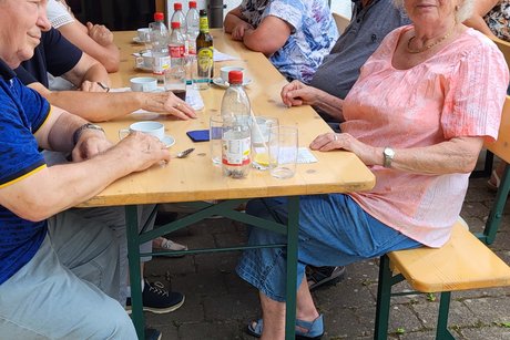 Auf den Tischen sind bereits Getränke und Brot bereitgestellt