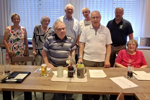 Der neue, alte Vorstand mit Gästen Der neue, alte Vorstand mit Gästen