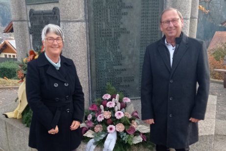 Gedenkfeier mit Ortsvorsteher Manfred Moosmann + VdK Vorsitzender Helga Müller