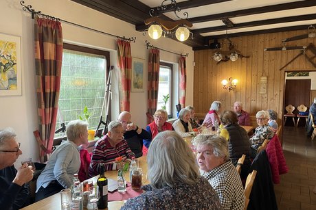 Leute unterhalten sich