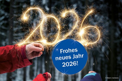 Wunderkerzen und Bubble "Frohes neues Jahr 2026"