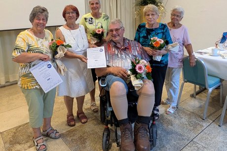 Die EHRENRUNDE! Frau Baur &uuml;berreichte die Urkunden.