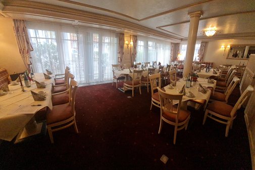 Festlich dekorierter Veranstaltungsraum