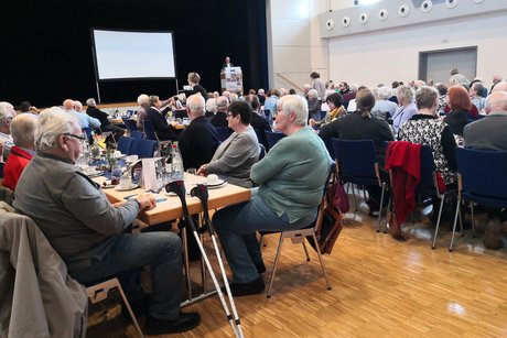 Blick in den gut gefüllten Saal in der "Alten Mälzerei"