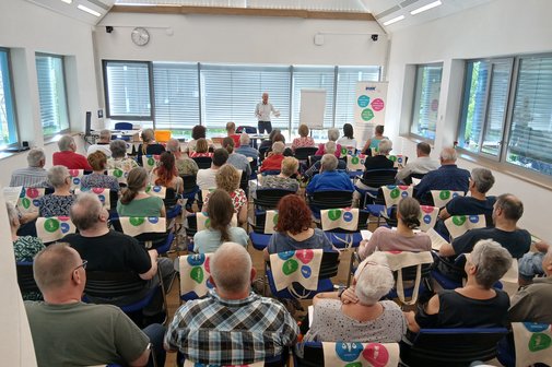 Besetzte Stuhlreihen im B&uuml;rgersaal Langensteinbach beim Fachvortrag am 22. Mai 2026