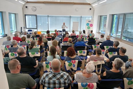 Besetzte Stuhlreihen im B&uuml;rgersaal Langensteinbach beim Fachvortrag am 22. Mai 2026