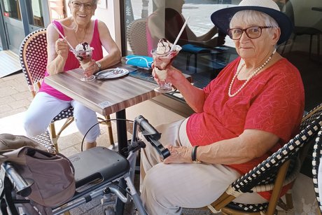 Lisa und Elisabeth genie&szlig;en ihr Eis.
