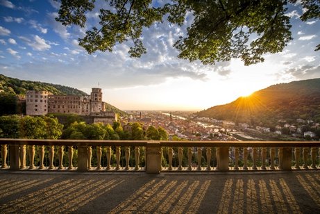 Blick bei Sonnenuntergang auf das Schloss in Heidelberg