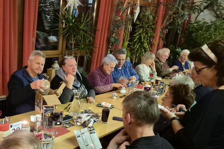 Die Wichtelgeschenke sind nicht immer einfach zu erraten. Lacher sind garantiert!