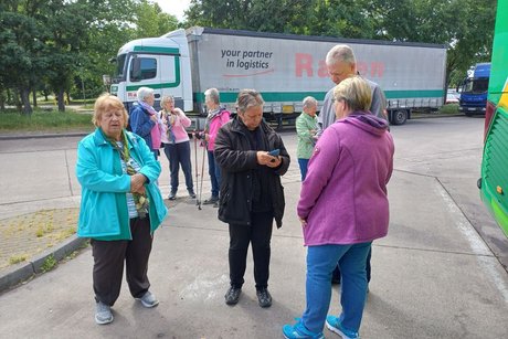 Autobahn-Rastplatz Wunnenstein: Blick auf`s Handy
