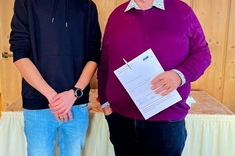 HV004 Der junge Luzian steht sportlich schlank neben dem stämmigen Vorsitzenden.