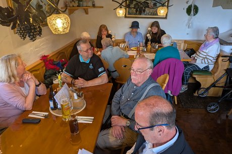 Gruppenfoto in der Probst Strau&szlig;i vor dem Essen