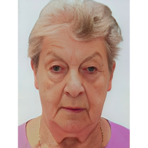Ältere Dame mit weißen Haaren