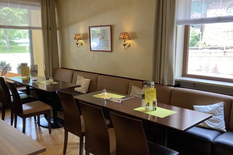 Innenraum am Tisch mit Wimpel