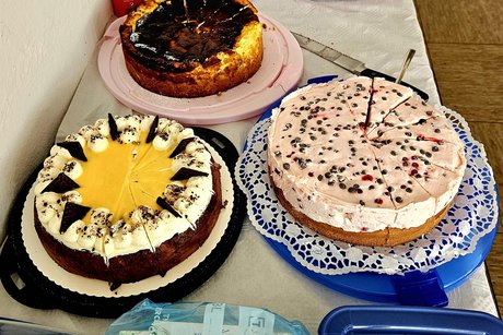 Ein weiteres Küchenbuffets mit Torten und Kuchen