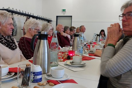 Teilnehmer der Weihnachtsfeier im festlich geschm&uuml;ckten Foyer der Schlo&szlig;b&uuml;hlhalle