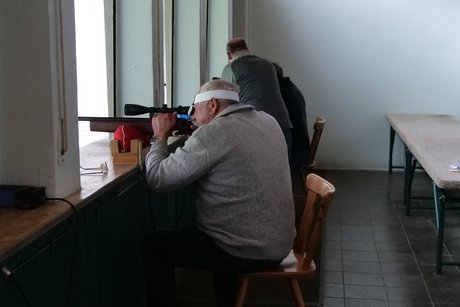 Auch Udo Hornemann schie&szlig;t mit.