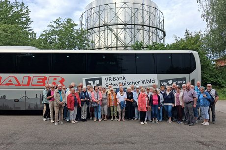 Gruppenbild vor Gasometer Pforzheim
