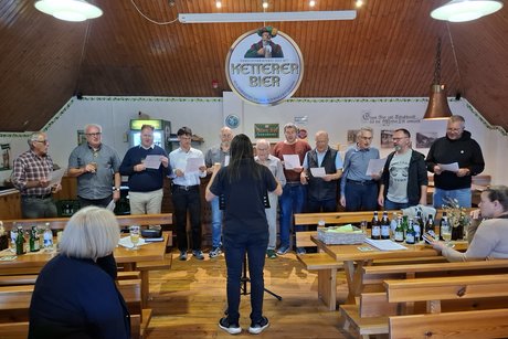 Die Sänger vom Männergesangsverein Schonach singen Lieder nach der Brauereibesichtigung