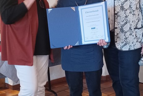 Klara Gschwender bekommt die goldene Verdienstnadel