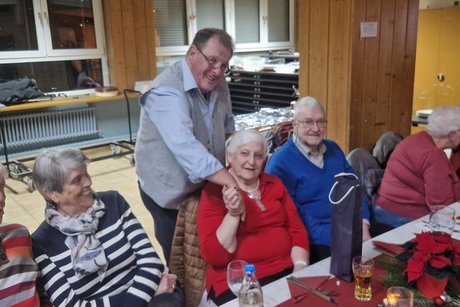 der Vorstand begrüßt die Ehrenmitglieder