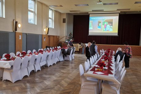 weihnachtlich gedeckte Tische, noch ohne Gäste