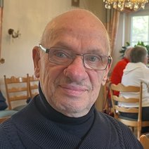 &Auml;lterer Mann mit Brille