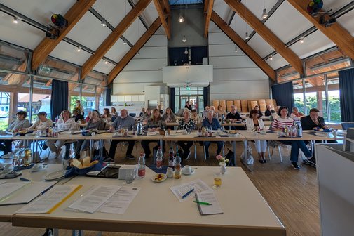 Kreisverbandskonferenz Esslingen 2026 Blick von vorne auf die Tischreihen, an denen die Ortsverbandsvorsitzenden sitzen. Panoramaaufnahme des Saals in der Zehntscheuer.