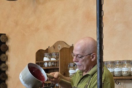 Herr Stehle gie&szlig;t die Zuckermasse in Formen