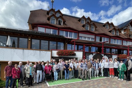 Gruppenbild von Personen vor dem Hotel
