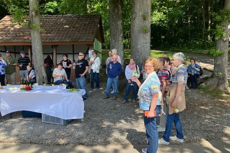Teil der Ausflugsg&auml;ste bei der Weinverkostung im Weinberg