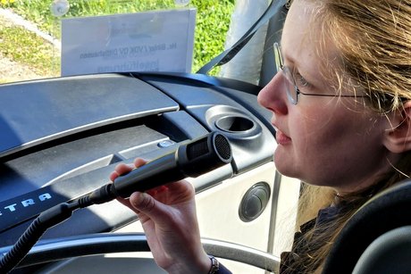 Die junge Studentin sitzt vorne im Bus und erkl&auml;rt uns &uuml;ber das Bordmikrofon die Insel.