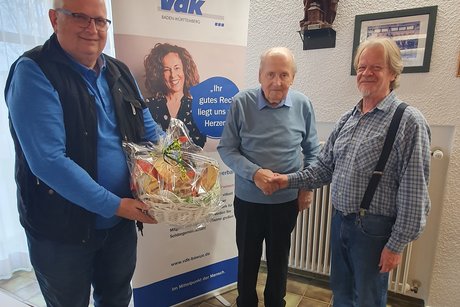 der Vorsitzende gratuliert Hr. Fischer, der Kassierer &uuml;berreicht den Pr&auml;sentkorb