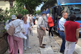 Bild zeigt Leute beim verlassen des Buses