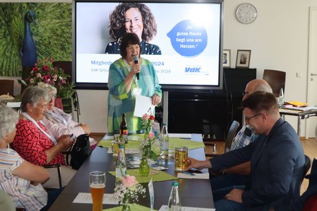 Vorsitzende Susanne Jablonsky eröffnet die Mitgliederversammlung