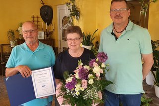 Unsere Aufnahme zeigt v.l.n.r: Wolfram Reichert (Kreisverbandsvorsitzender), Hilda Lauer, Jürgen Lenz (stv. Kreisverbandsvorsitzender).