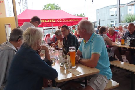 Bild zeigt über die Festgesellschaft