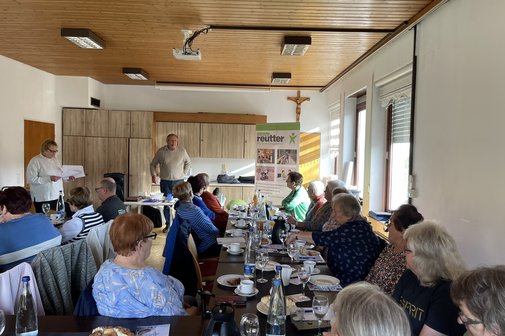 Kreisvorsitzender Dr. Koblinger begrüßt die Teilnehmerinnen