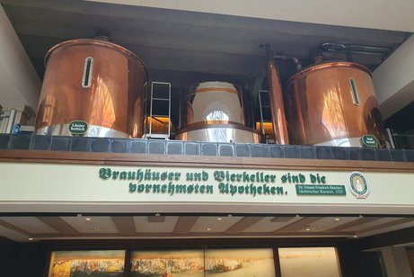 Zu sehen ist auf einer Empore zwei alte gl&auml;nzende Sudkessel im Brauhaus am Hafen in Hamburg. Davor ist ein Spruch in dunkelgr&uuml;n von dem s&auml;chsischen Kurarzt Dr. Johann Friedrich Henkel von 1725. Da ist folgendes zu lesen: Brauh&auml;user und Bierkeller sind die vornehmsten Apotheken.