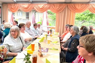 Ausflug des VdK Ortsverband Bolheim mit VdK Ortsverband Mergelstetten. Langenbucher Reisen führte uns nach Stubersheim zum „Bahnhöfle“ zu einem sehr guten Mittagessen. Keiner hatte Grund zu klagen. Weiter ging es zu einer Panoramafahrt nach Bad Ditzenbach und zu einer besonderen Kräuterführung mit Regen. Einkaufen im Kräuterhaus St. Bernhard war selbstverständlich, großartige Produkte. Highlight war noch das Café Köhler mit großartigen Torten und Obstkuchen. Ein rundum schöner Tag trotz zeitweisem Regen.