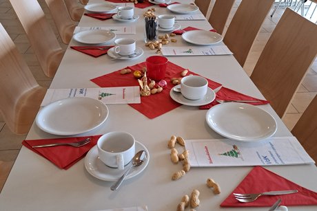 1 Tischreihe, festlich eingedeckt