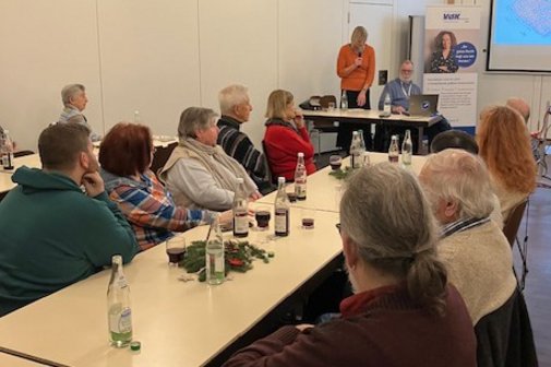 Kreisvorsitzende Claudia Santus begrüßt zahlreiche Mitglieder beim Info-Abend in St. Gallus.