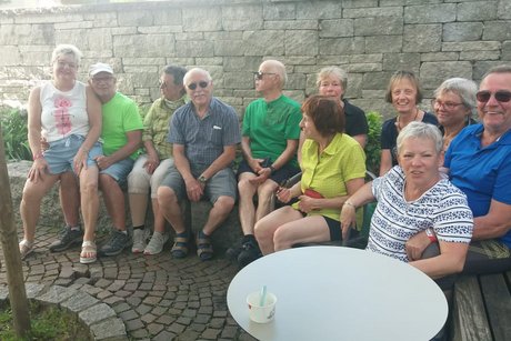 Die Radlergruppe eng zusammen vor dem Tisch in der Eisdiele in Bötzingen