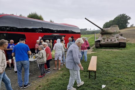 Letzte Rast am Grenzmuseum Mödlareuth. Im Hintergrund ein russischer Panzer. Vor unserem Bus Aufbau zum Picknick vor endgültiger heimfahrt