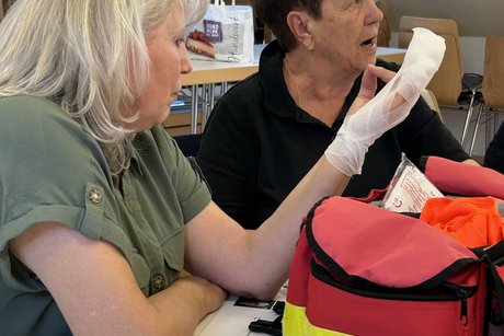 Gudrun Hornemann und Monika Bauerochse übten sich beim Verbinden.