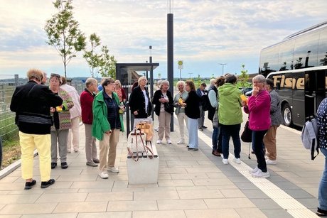 Ein Teil der Ausflugsgäste am Bahnhof Merklingen