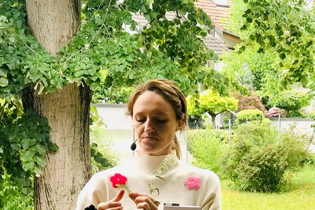 Theresa Ester-Nacke zeigt Wildkräuter